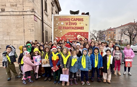 Najmlajši dobrodelneži ob dobrodelnem studiu